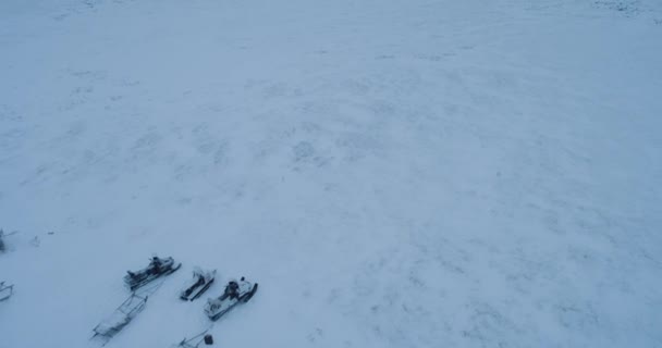 Drone captura de vídeo de um yurts no meio do campo no Ártico, renas e trenó estão ao lado dos yurts . — Vídeo de Stock