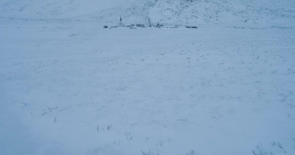 Yamal yurts vastleggen van drone vanaf de bovenkant in de avond. 4k — Stockvideo