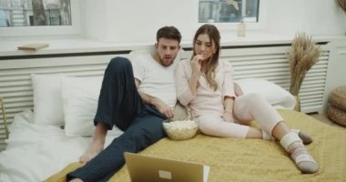 Yatak odasında güzel çift defter film izlerken patlamış mısır zamanım. 4k