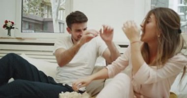 Çok güzel modern yatak odası çift komik zaman yatakta bir patlamış mısır ile oynayan ve pijama giymiş geçiriyoruz.