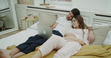 Akşam çift patlamış mısır yatakta, çok komik bir atmosfer ile birlikte oynarken iyi vakit harcama.