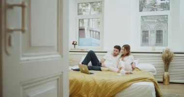 Rahat yatak odası bir çift harcama zaman birlikte film izlemek ve patlamış mısır yemek.