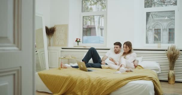 Tempo de filme para um jovem casal em seu quarto, design moderno, comer pipocas e ter um tempo de relaxamento . — Vídeo de Stock