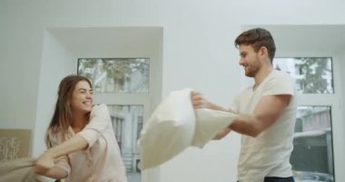 Komik iki yastıkları ile oynarken rahat yatak closeup karizmatik iki sonra.
