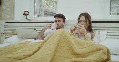Çift pijama yatağa bırakmasını grip, öksürük ve hiç de sıcak bir şeyler içmeye iyi değil var.