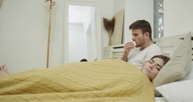 Genç çift yatakta sabah yanımda bir grip ve çok hasta hissediyorum.