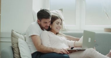 Çok karizmatik gülümseyen ve mutlu bir siparişten deftere her iki pijama, şaşırtıcı tasarım kanepe sabahı çiftiz