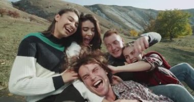 Doğa grup genç bayanlar ve selfie fotoğraf makinesi ile video yapma adam ortasında, büyük, çok kültürlü insanlar gülümsüyor.