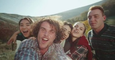 Komik arkadaşlar iyi vakit gezisinde, yapsınlar bir selfie video gülümseyen ve birlikte iyi vakit geçiriyoruz.