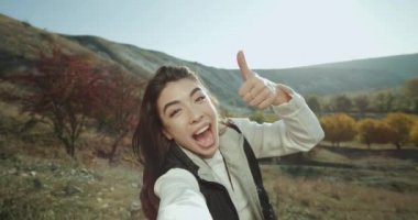 Ona kendini doğanın güzelliği gösterilen bir doğa gezi filme büyük gülümseyen güzel esmer.