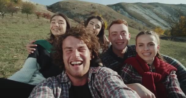 Gruppe von Freunden, die Selfie-Videos auf der Reise machen, bis sie Pause haben, multikulturelle Menschen und Charismatiker. 4k. Schuss auf rotes Epos. Zeitlupe — Stockvideo