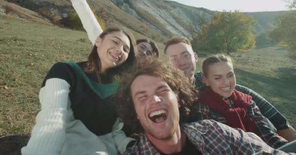 Multi corridas jovem animal de estimação tem um tempo divertido na frente da câmera eles pegando selfie de vídeo segurando a câmera e jogando carismático com rostos. movimentos lentos — Vídeo de Stock