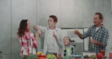 Mutfakta güzel aile var bir harika zaman dacing ve kabarcıklar, Yetişkin veli ve iki oğlum 9 yaşında ve 16 yaşındaki ol yapma.