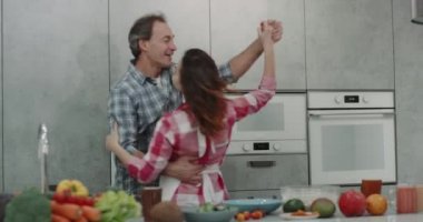Olgun çift çok karizmatik dacing birlikte yemek sırasında modern bir mutfak.