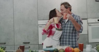 Şaşırtıcı karizmatik Olgun çift için bir kahvaltı smoothies içme ve duygu iyi sağlıklı bir sabah var.
