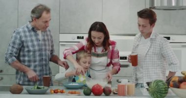 Olgun aile birlikte kahvaltı zamanı birlikte modern bir mutfak, gıda hazırlama iyi vakit var. 4k