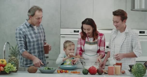 Família maravilhosa pais maduros passar tempo juntos fazendo café da manhã em uma cozinha moderna . — Vídeo de Stock