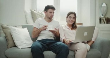 Pijamalar içinde olduklarını birlikte bahsetmişken, Not defteri ile kahve içiyorsun adam arayan sabah birkaç modern oturma odasında