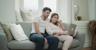 Karizmatik iki içinde yaşayan kanepe üstünde defter güzel vakit mutlu bir şey sabah pijama her ikisi de. 4k