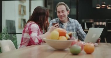 Modern mutfak Olgun çift içinde dizüstü bilgisayarda bir şey onların sağlıklı kahvaltı çekerken analiz. Kırmızı epic vurdu