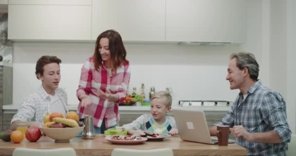 Mãe caixa de almoço saudável preparar para seus dois filhos e traz para eles na mesa de jantar pela manhã para assumir a escola. 4k — Vídeo de Stock