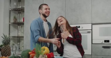Karizmatik iki şarkı ve dacing modern bir mutfak sabah kahvaltı yaparken portre
