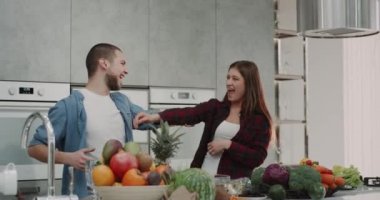 Şarkı ve dacing çift mutfakta yemek yaparken şaşırtıcı tasarım modern bir mutfak çok karizmatik, bulundukları.