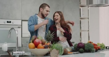 Çok neşeli çift dacing komik bazı mutfak aksesuarları ile mutfak, modern mutfak çok komik atmosferde.