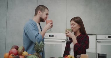 Sebze ve meyve sağlıklı yaşam ve beden ellerinde kahvaltı sabah içme güler yüzlü Vegan ailesinde. 4k