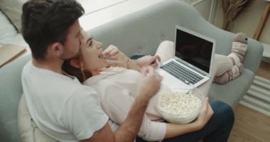 Çok portre tembel gün onlar patlamış mısır yemek ve defter kanepe rahat atmosfer üzerinde bir film izlerken Çift.