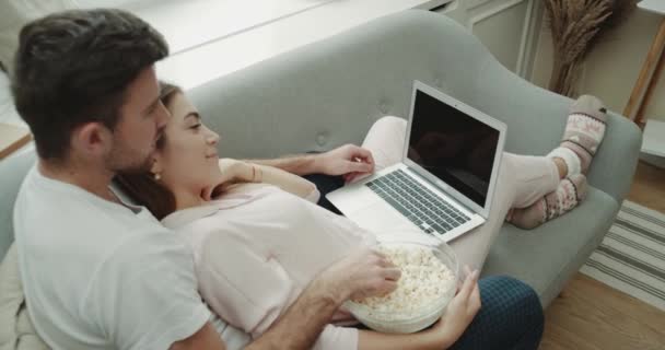 Närbild Mycket Karismatisk Par Pyjamas Spendera Dagen Tillsammans Äta Popcorn — Stockvideo