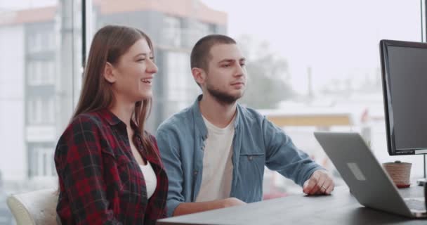 Portrait eines attraktiven Paares beim Bürogespräch, das aufmerksam alle Details über Projekte oder Angebote auf den Stühlen sitzt. — Stockvideo