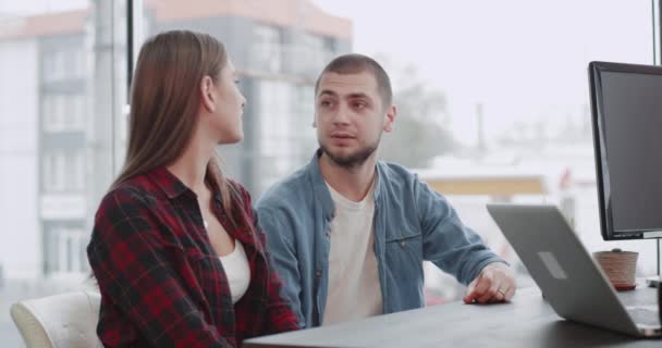 Retrato de pareja joven en la oficina tienen una reunión con un gerente de banco o agente de bienes raíces sobre su hipoteca que escuchar cuidadosamente todos los detalles felices al final abrazándose. tiro en épica roja — Vídeos de Stock