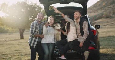 Araba gezisi bir son onlar arabanın bagajına oturan arkadaşlarımız ve mutlu bir husky köpekle oynamayı, onlar kim yanında yürüyordu birine selam. 4k