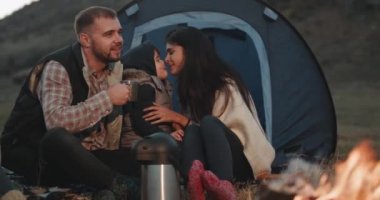 Çok güzel zaman anne ve oğlu birlikte oynayan piknik ve kamp ateşi, yanlarında bir demir Kupası tutan babasısın.