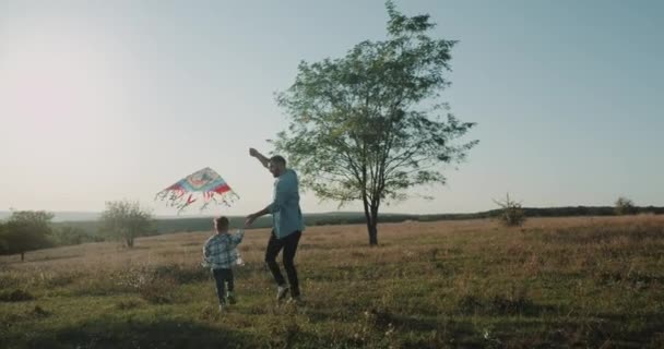 Sonniger Tag in der Natur Papa mit seinem Jungen spielt lustig mit einem Bausatz. — Stockvideo