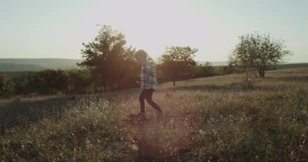 Leuke Jongen Loopt Door Het Gras Het Midden Van Natuur — Stockvideo