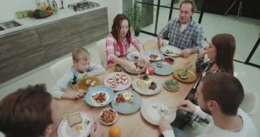 Güzel bir mutfak, büyük bir aile var bir yemek birlikte mutlu sağlıklı yemek yeme ve diğer hizmet veren onlar