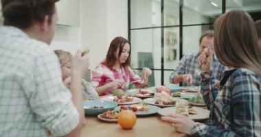 Olgun Anne ile büyük bir aile var yemek vakti, onlar yemek bir sağlık gıda, etrafında çok güzel tasarımı. 4k