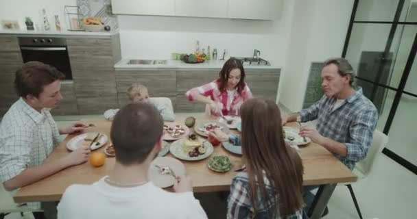 Hora de comer para una gran empresa en la cocina que comen y un video de comida saludable desde la parte superior. 4k. tiro en épica roja — Vídeos de Stock