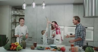 Dacing 9 yılını eski oğlu bir modern mutfak, babası ve 16 yaşında çocuk mutlu ayakta yanlarında, Günaydın birlikte anne ile.