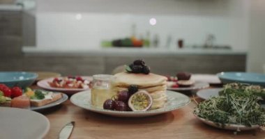 Yığılmış kek nefis seyir serin yavaş çekim.