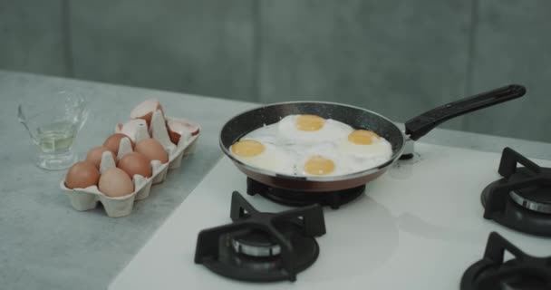 4 ägg perfekt matlagning i en stekpanna tillsammans. 4k — Stockvideo