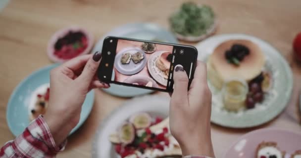 Någon som tar bilder av hälsosam avokado bröd och andra livsmedel. sköt på röda epic — Stockvideo