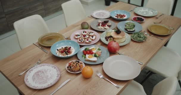 Deliciosa y equilibrada comida en una mesa, lista para comer. 4k — Vídeo de stock