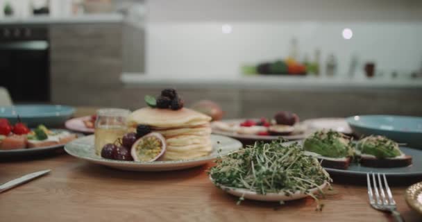 Slow motion low shot showing all the food on the table. — Stock Video