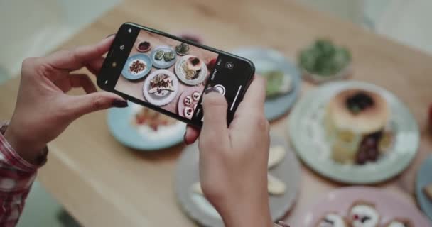 Una chica tomando fotos de comida. tiro en la épica roja. 4ki — Vídeos de Stock