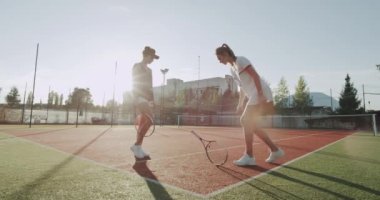 Eller ve tenis kortu üzerinde oyun için yapılan dayak iki profesyonel oyuncular bayanlar tenis oyun önce küçük bir konuşma var.
