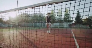 El ele tutuşarak, tenis kortunda öpüşme iki güzel arkadaş bayanlar ve zor tenis maçından sonra.