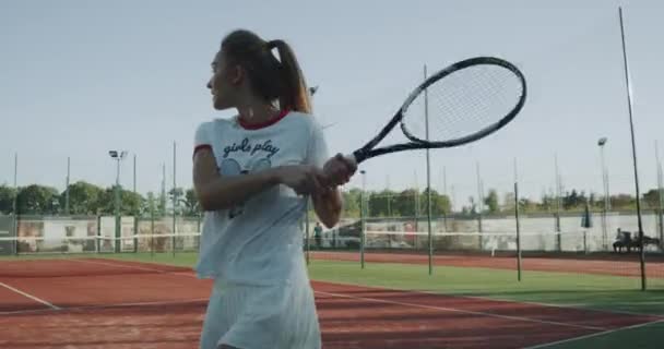 Gioco di tennis completo di due giovani giocatori professionisti signore, al campo da tennis nella giornata di sole. 4k — Video Stock